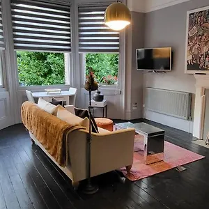  Apartment 9 Modern Classic - Spacious One Bed - Great Location - Free Onsite Parking - Comfy Bed