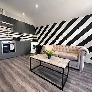  Apartment Flash Sale King Size Bed Super Central One Bed Next To Seafront 2